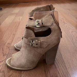 EUC G BY GUESS HEELS